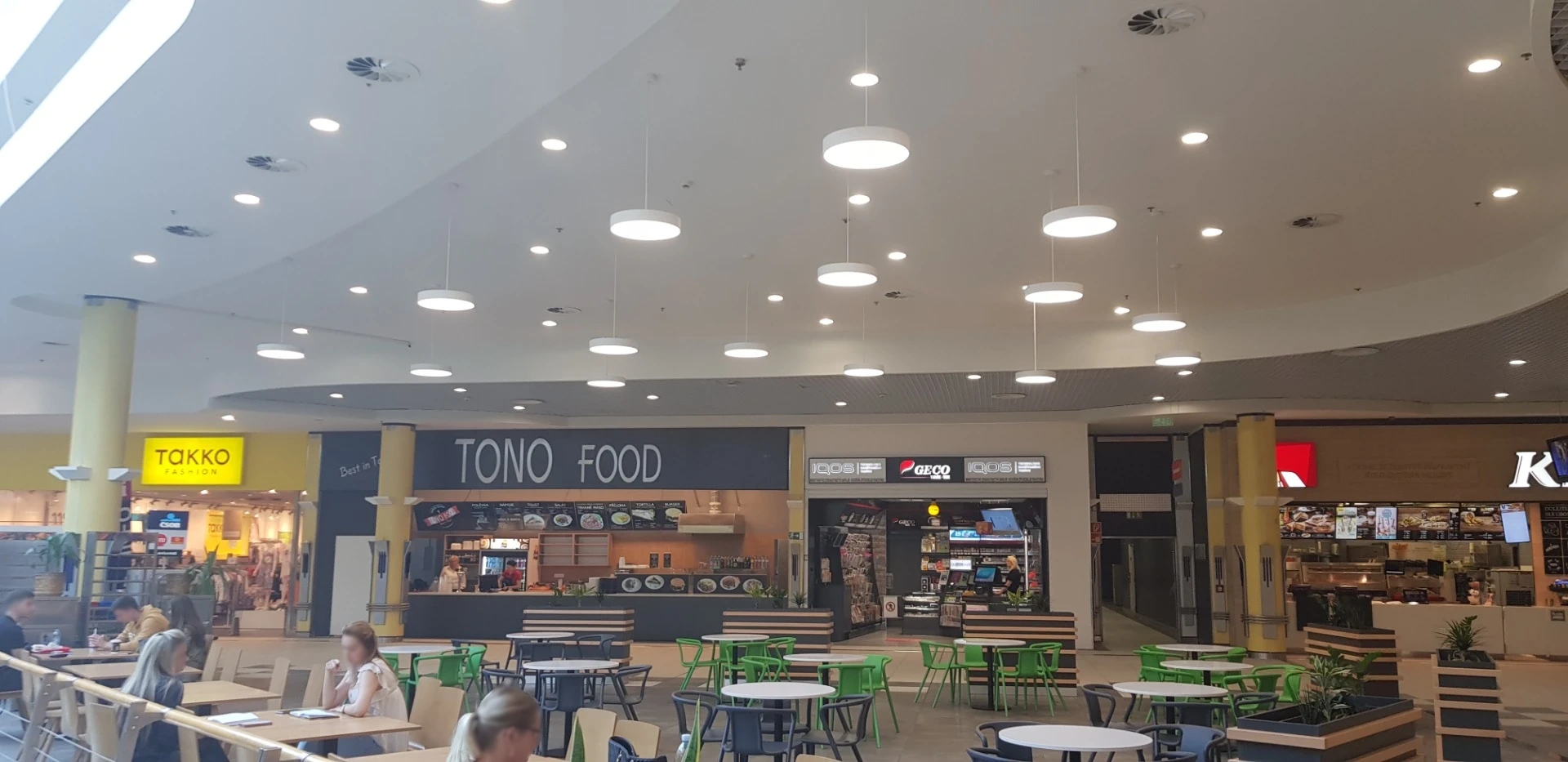 Ukázka LED osvětlení v obchodním centru – úspora, komfort, bezpečnost